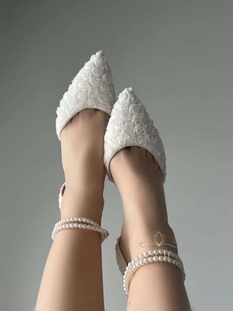 Туфлі з обʼємною вишивкою трояндами та з перлами