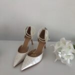 Туфлі з квітковим вишитим візерунком та перлами