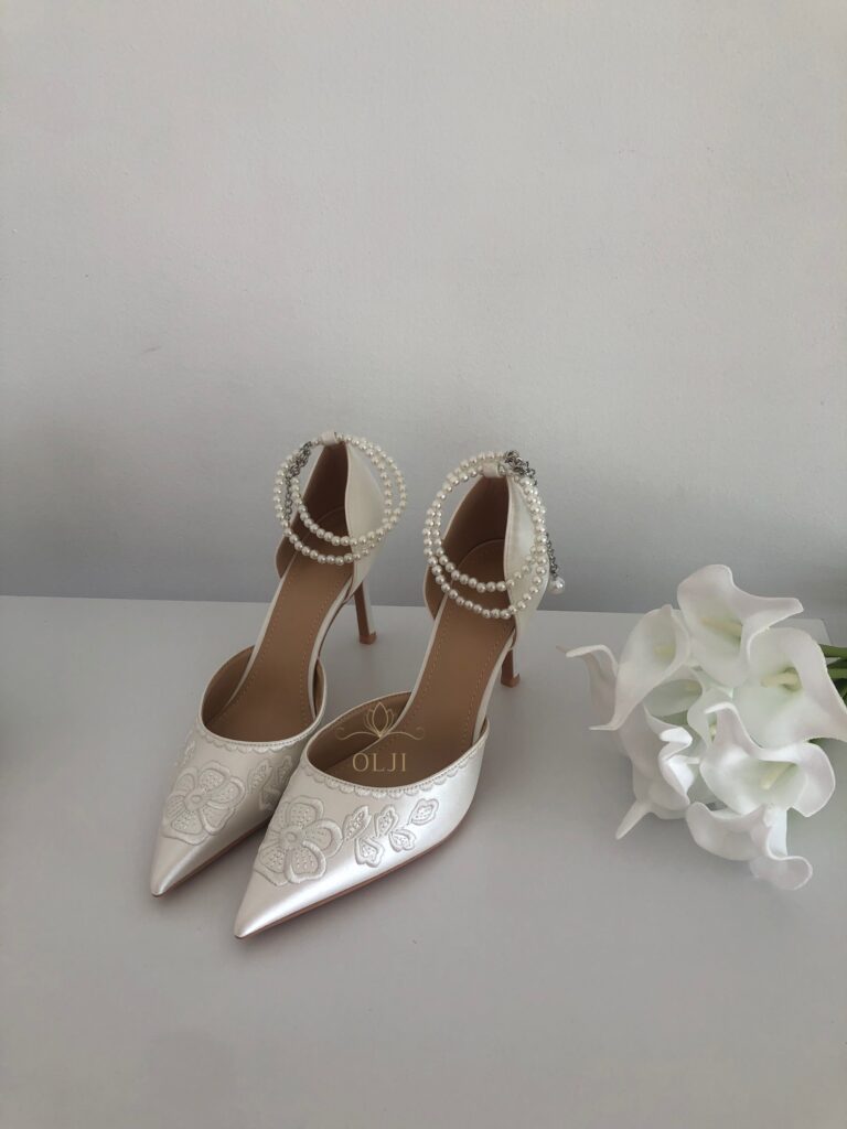 Туфлі з квітковим вишитим візерунком та перлами
