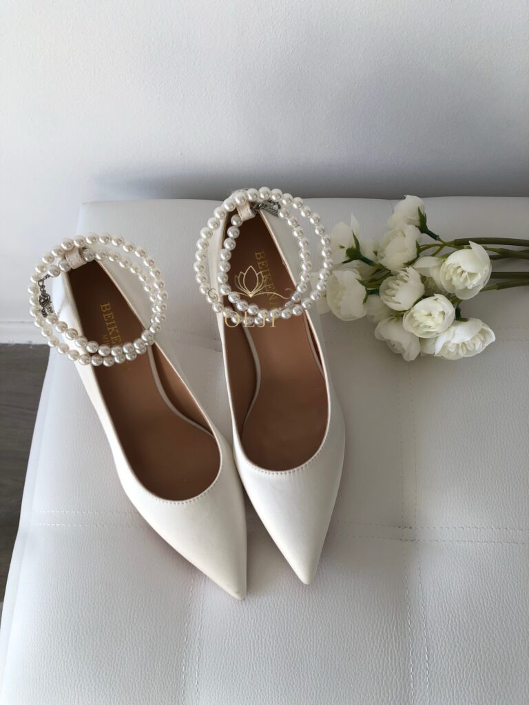 Туфлі закриті атласні з перлами