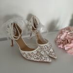 Прозорі туфлі з перлами та стрічками, оздоблені паєтками