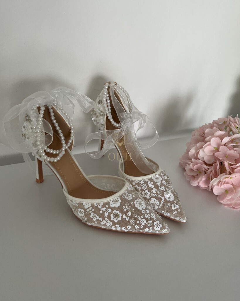 Прозорі туфлі з перлами та стрічками, оздоблені паєтками