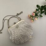 Сумочка-клатч у перлах у формі мушлі