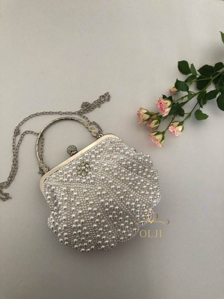 Сумочка-клатч у перлах у формі мушлі