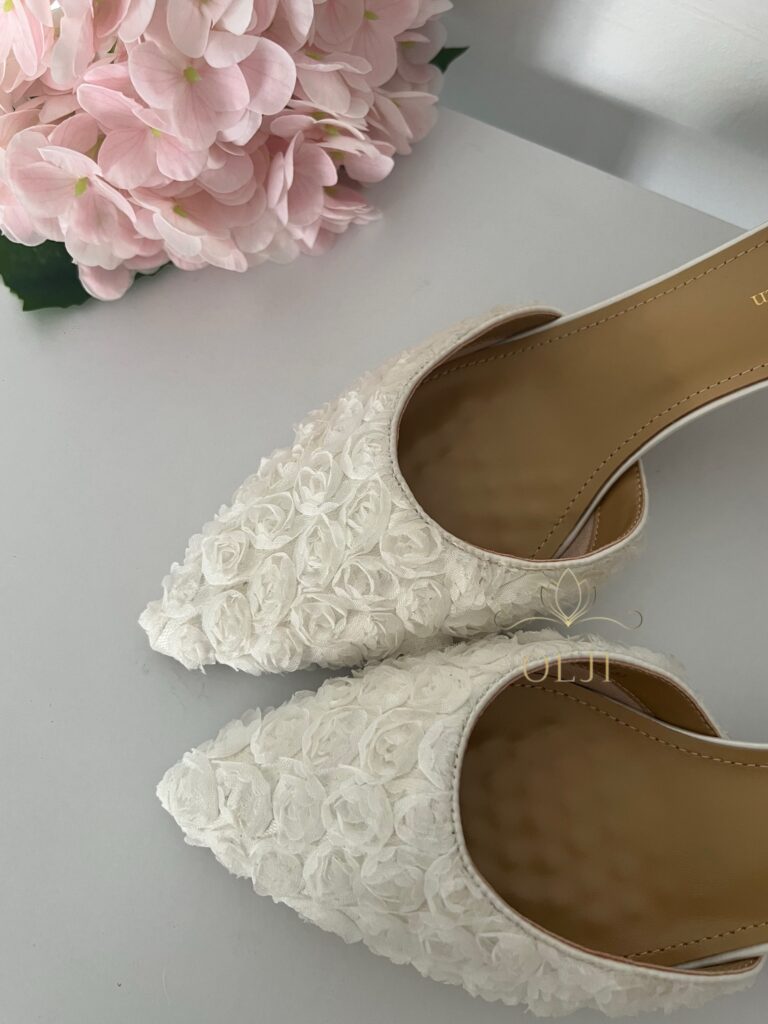 Туфлі з обʼємною вишивкою трояндами та з перлами