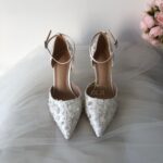 Білі туфлі оздоблені паєтками