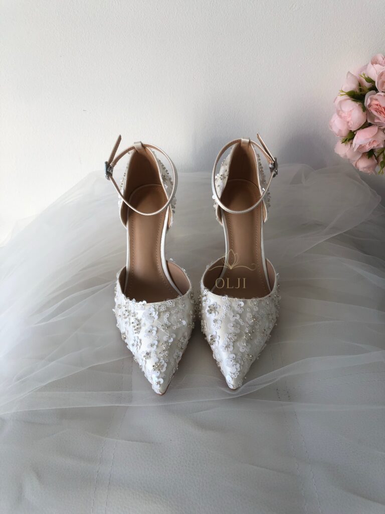 Білі туфлі оздоблені паєтками