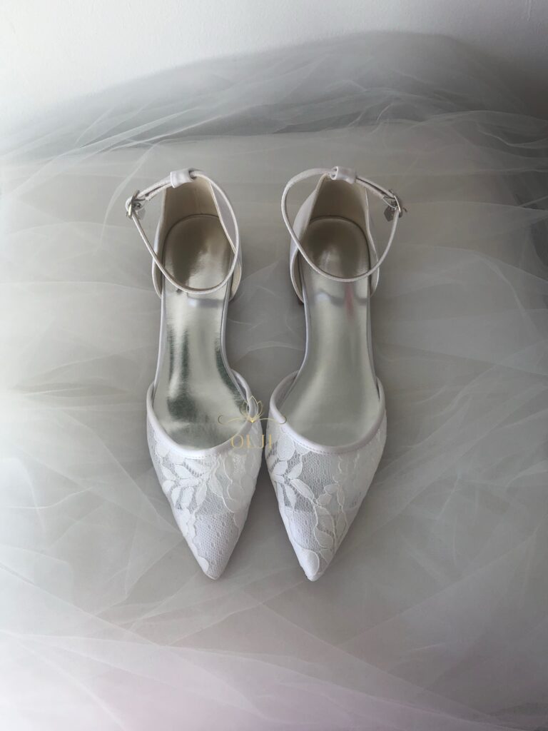 Білі мереживні туфлі на низькому підборі Весільні балетки