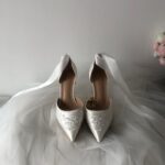 Туфлі зі стрічками та вишитим візерунком