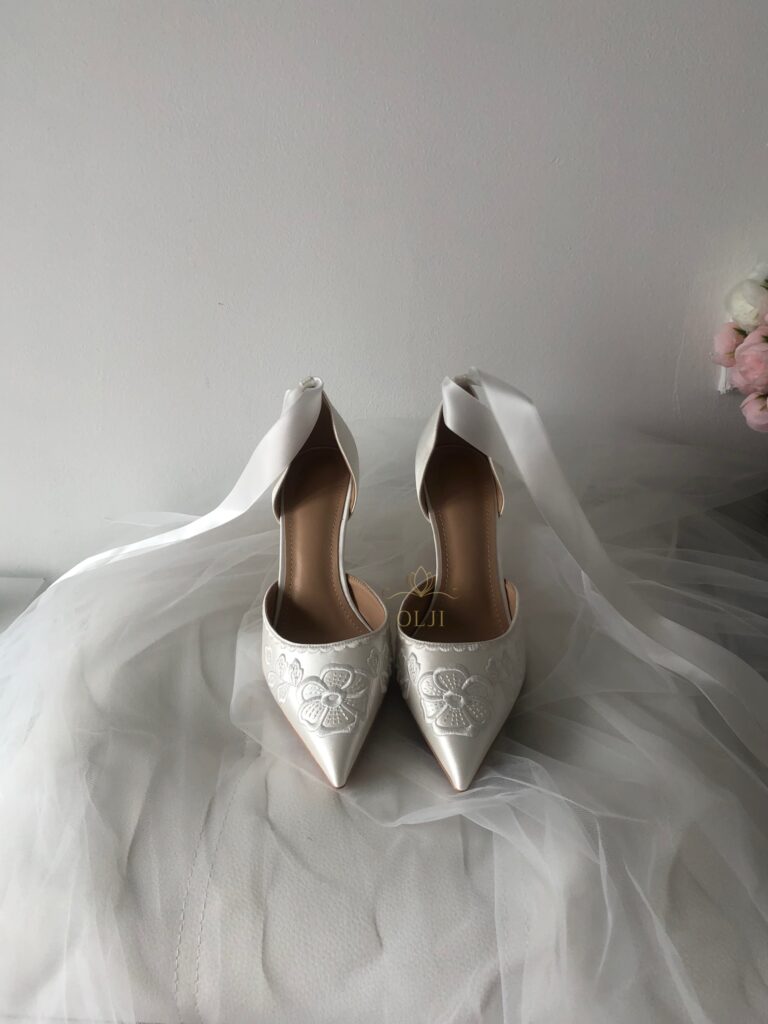 Туфлі зі стрічками та вишитим візерунком