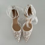 Прозорі туфлі з перлами та стрічками, оздоблені паєтками