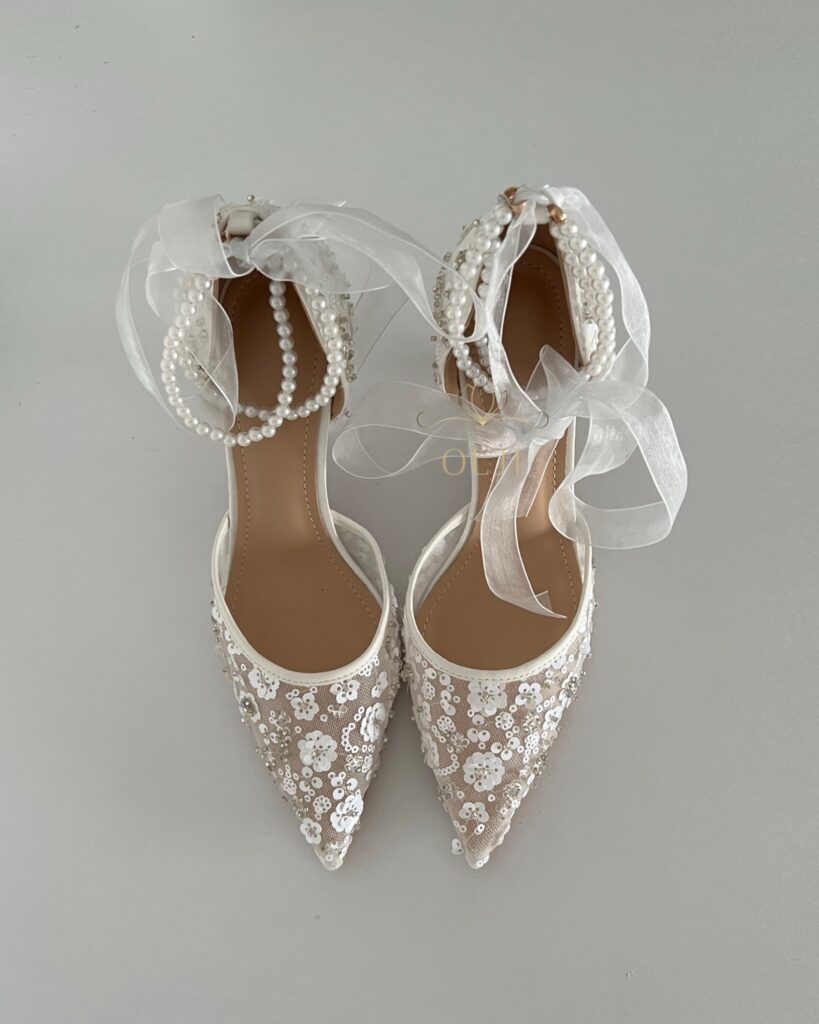 Прозорі туфлі з перлами та стрічками, оздоблені паєтками