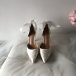 Туфлі зі стрічками та вишитим візерунком