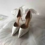 Туфлі зі стрічками та вишитим візерунком