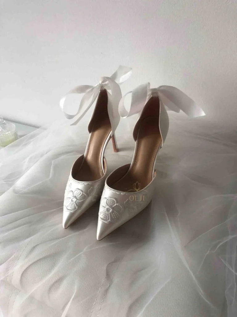 Туфлі зі стрічками та вишитим візерунком