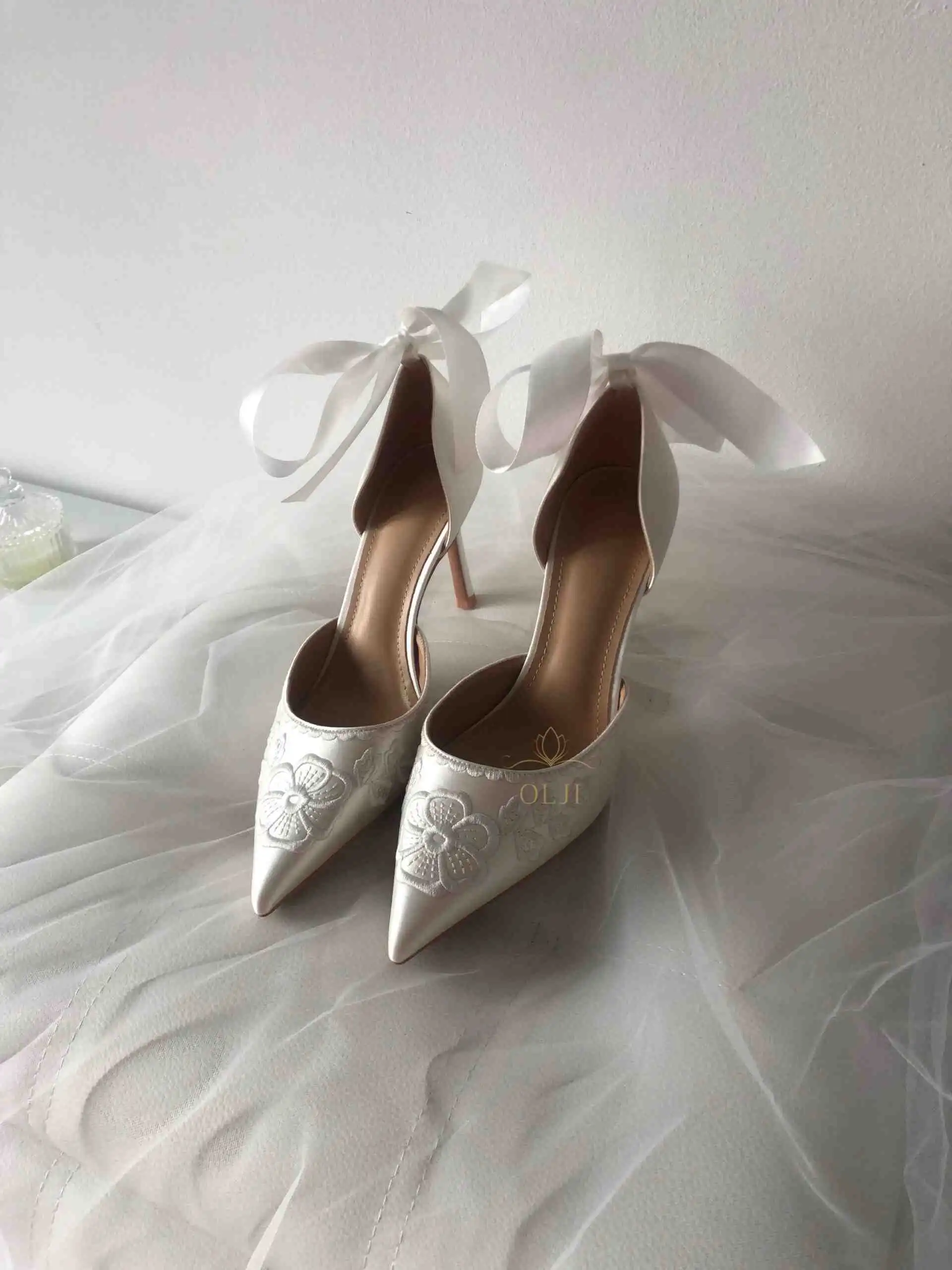 Туфлі зі стрічками та вишитим візерунком