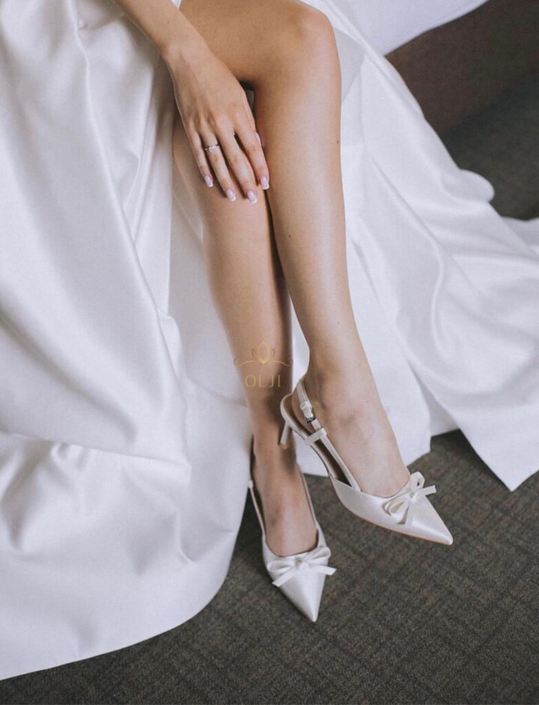 Атласні туфлі з бантиком