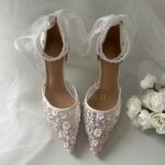Прозорі туфлі з перлами та стрічками, оздоблені паєтками