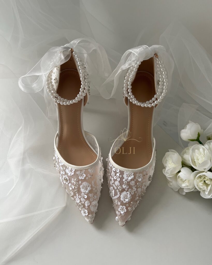 Прозорі туфлі з перлами та стрічками, оздоблені паєтками