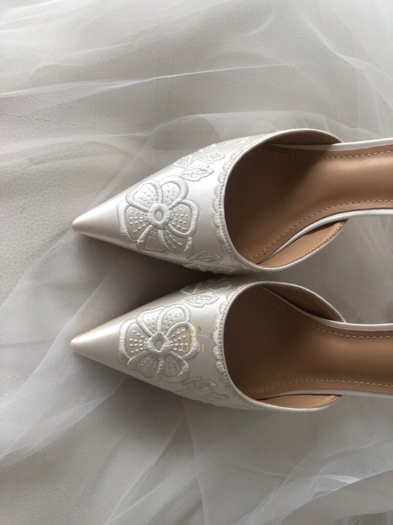 Туфлі зі стрічками та вишитим візерунком