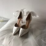 Туфлі зі стрічками та вишитим візерунком