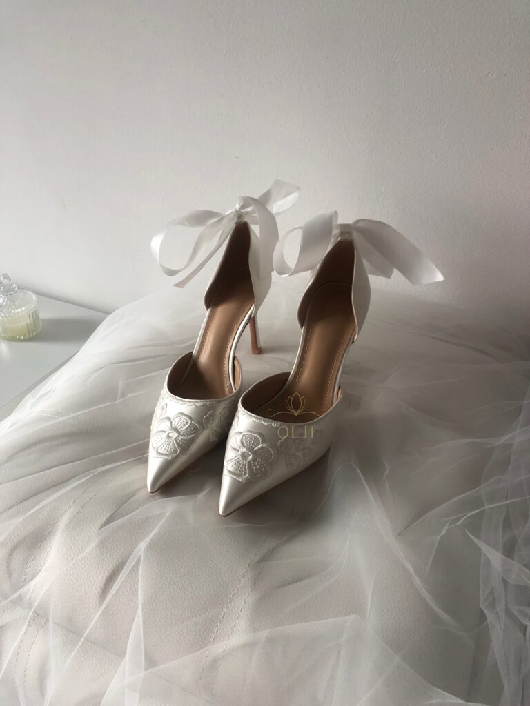 Туфлі зі стрічками та вишитим візерунком
