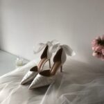 Туфлі зі стрічками та вишитим візерунком