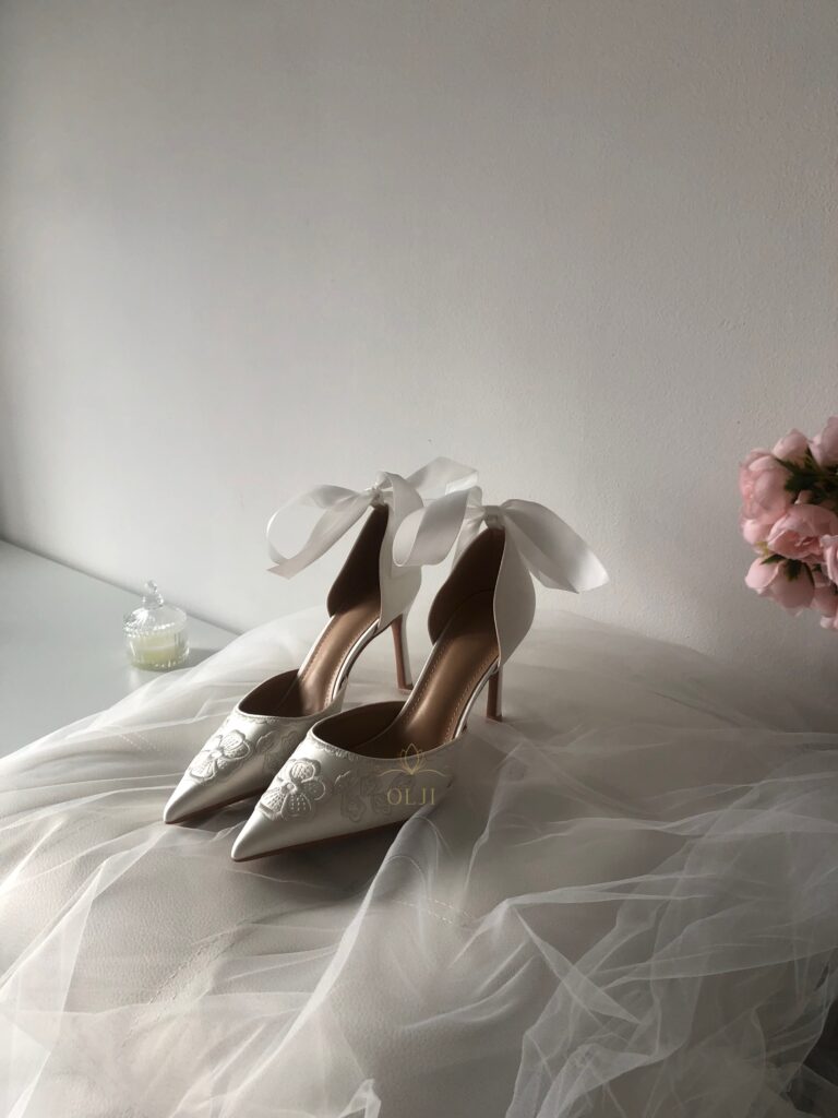 Туфлі зі стрічками та вишитим візерунком