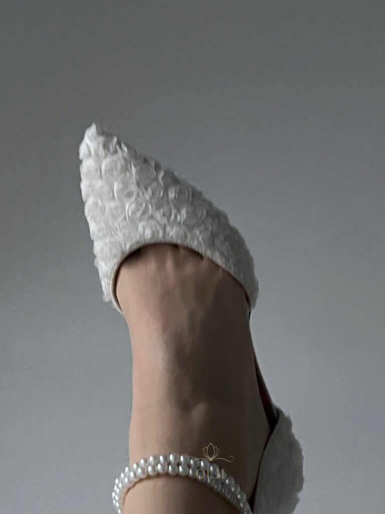 Туфлі з обʼємною вишивкою трояндами та з перлами