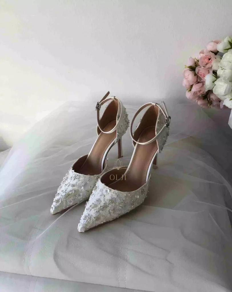 Білі туфлі оздоблені паєтками