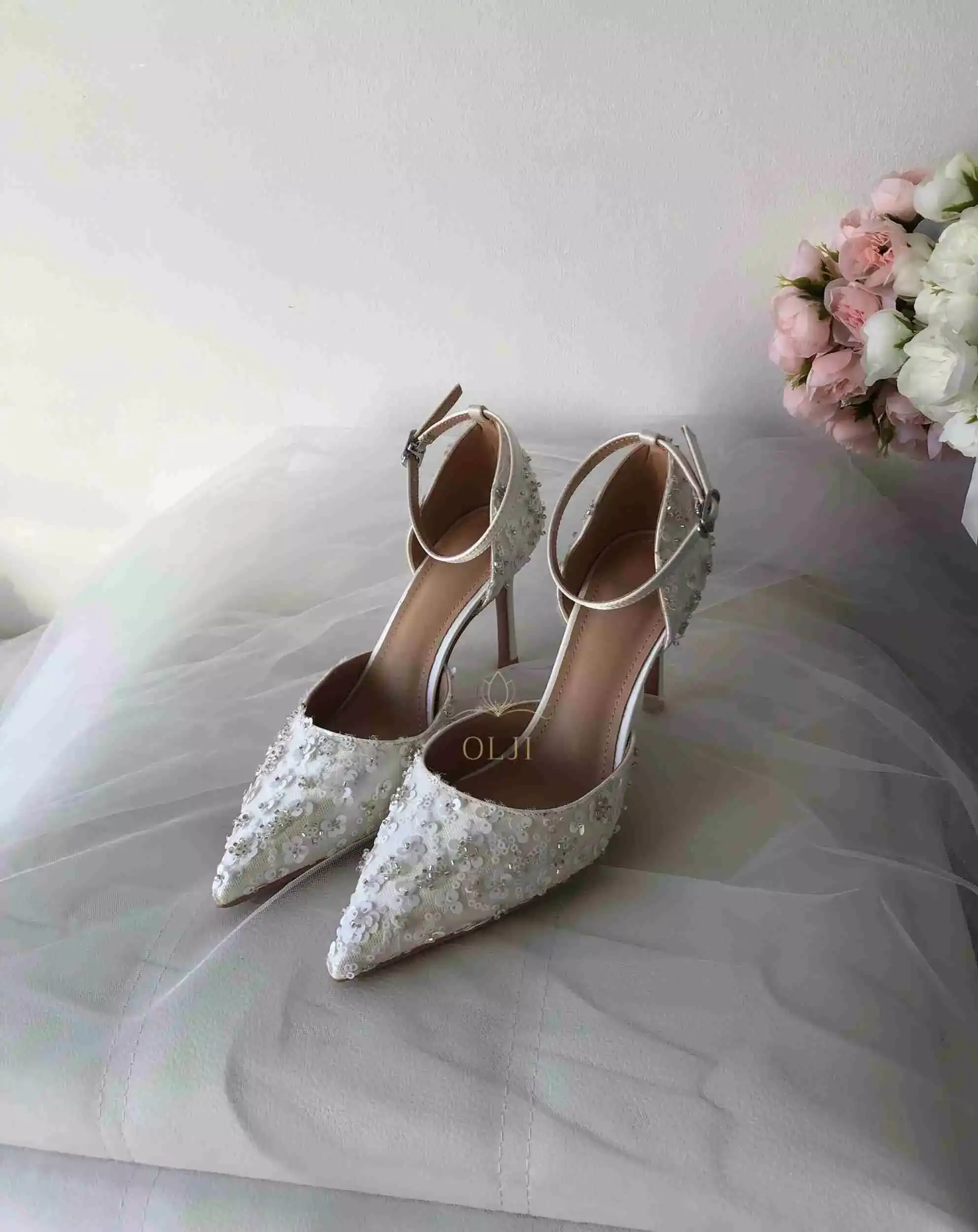 Білі туфлі оздоблені паєтками