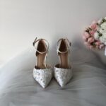 Білі туфлі оздоблені паєтками