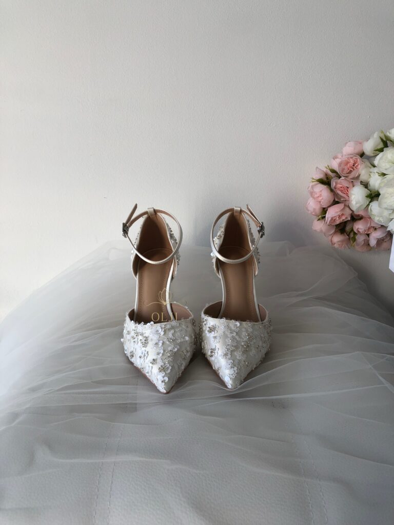 Білі туфлі оздоблені паєтками