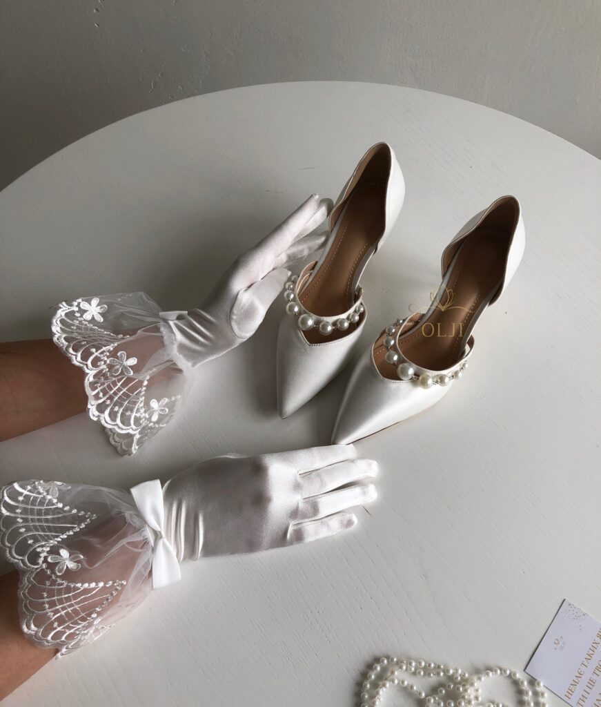 Весільні атласні туфлі з перлами