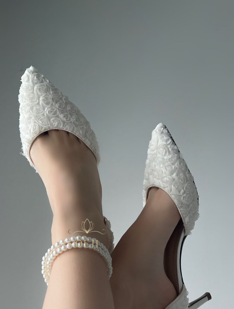 Туфлі з обʼємною вишивкою трояндами та з перлами