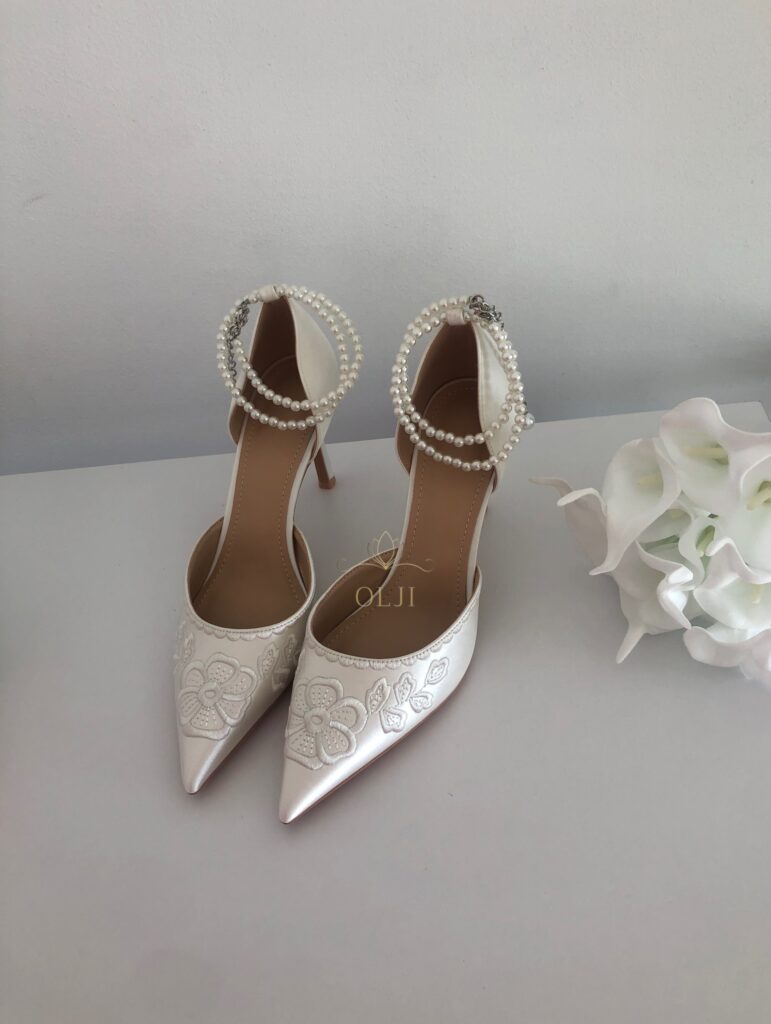 Туфлі з квітковим вишитим візерунком та перлами