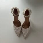 Білі туфлі з паєтками та перлами