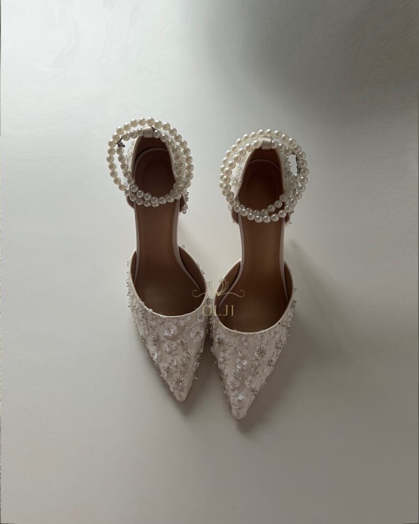 Білі туфлі з паєтками та перлами