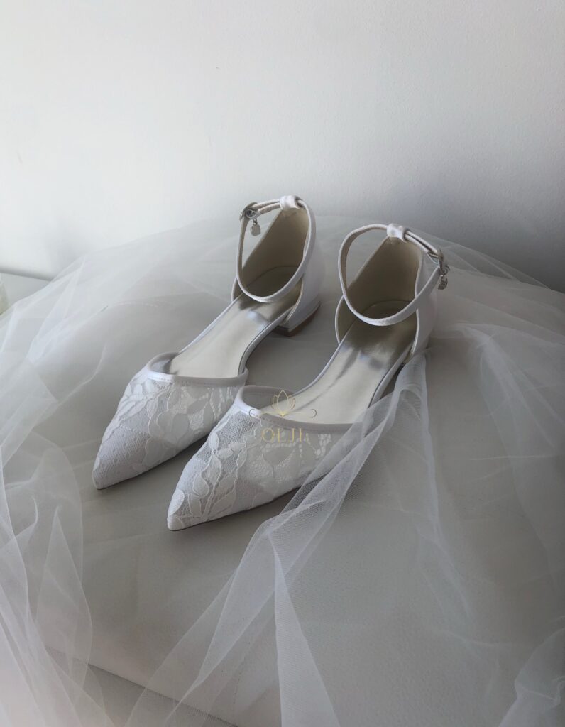 Білі мереживні туфлі на низькому підборі Весільні балетки