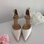 Туфлі з квітковим вишитим візерунком та перлами