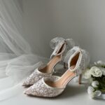 Прозорі туфлі з перлами та стрічками, оздоблені паєтками