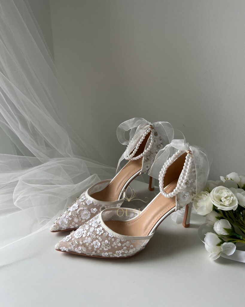 Прозорі туфлі з перлами та стрічками, оздоблені паєтками