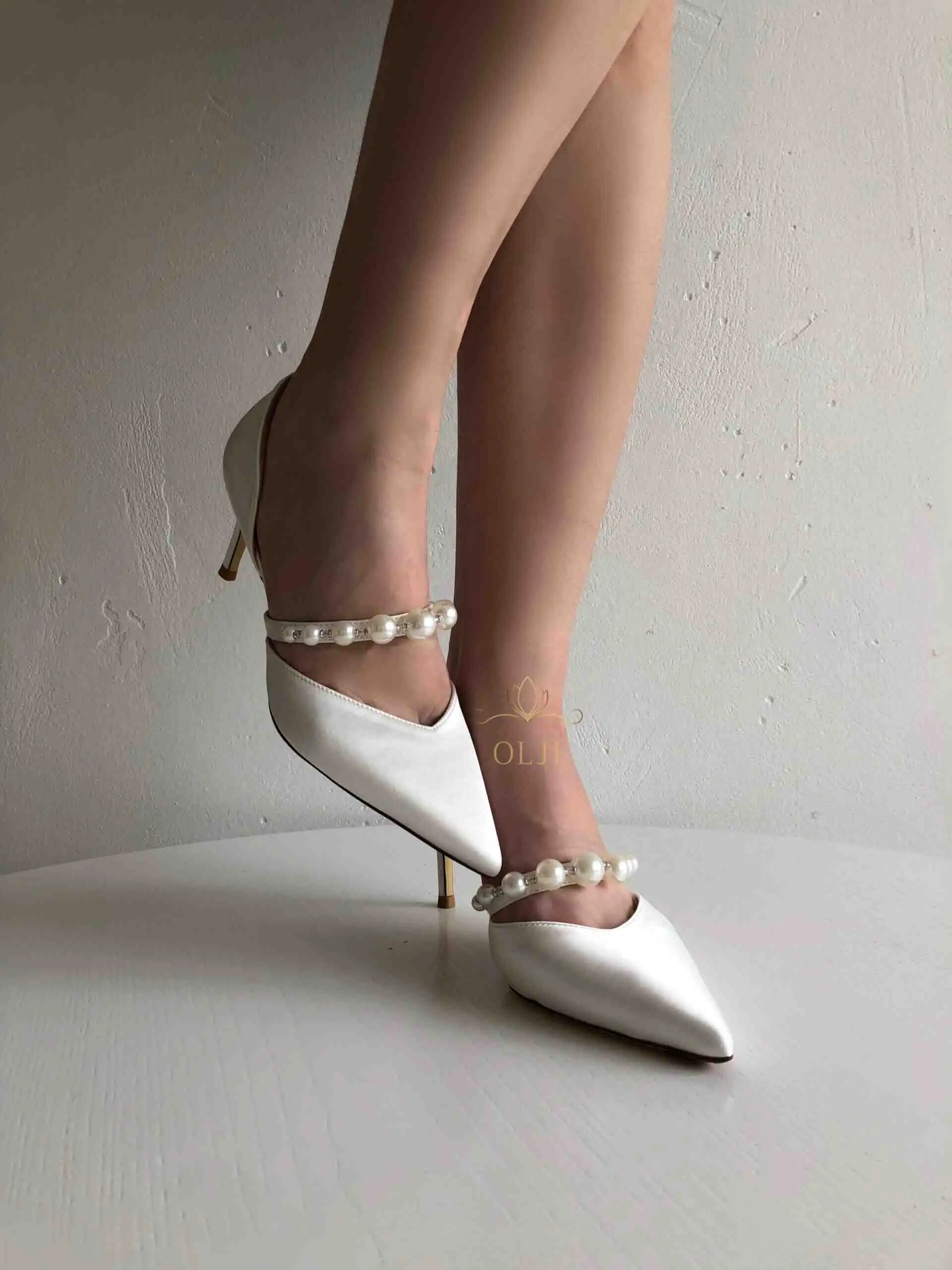 Весільні атласні туфлі з перлами