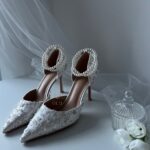 Білі туфлі з паєтками та перлами