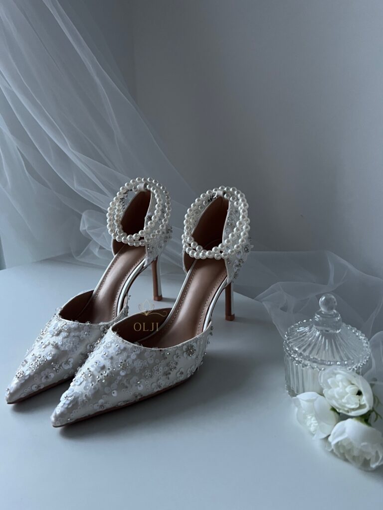 Білі туфлі з паєтками та перлами