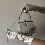 Сумочка-клатч у перлах у формі мушлі