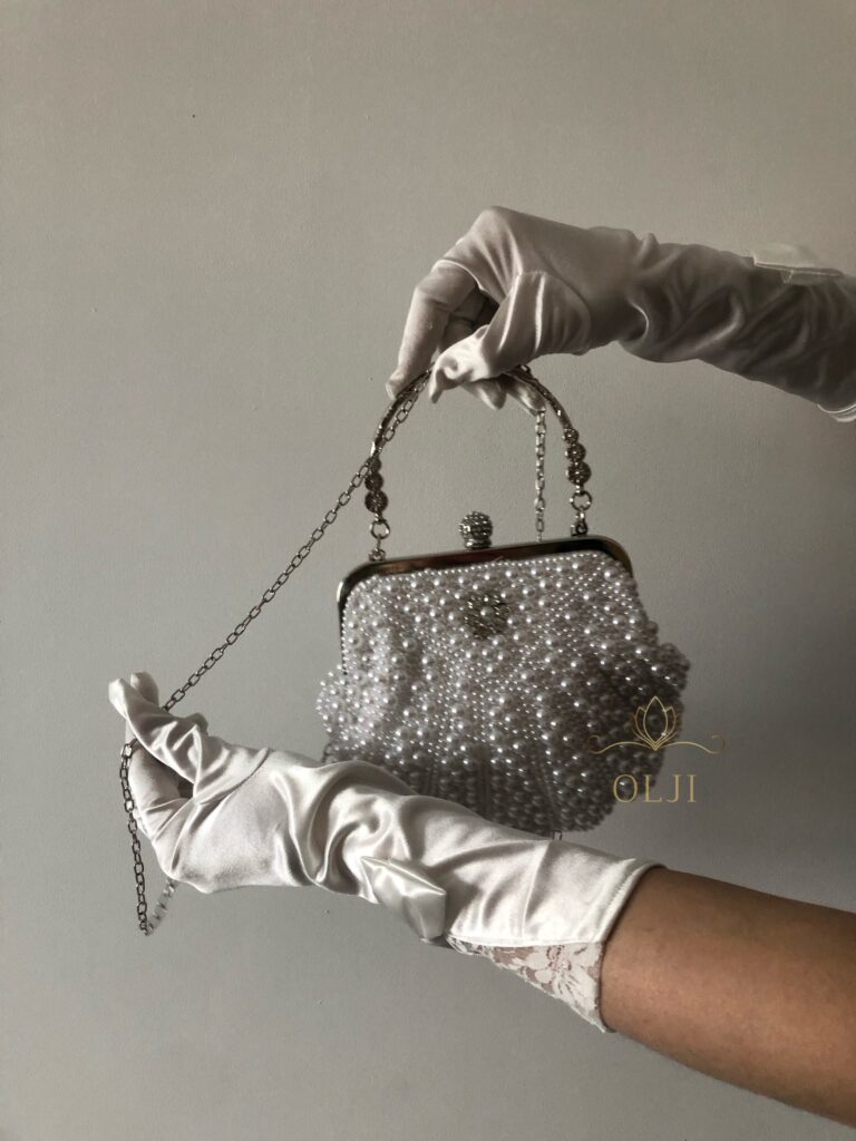 Сумочка-клатч у перлах у формі мушлі