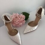 Туфлі з квітковим вишитим візерунком та перлами