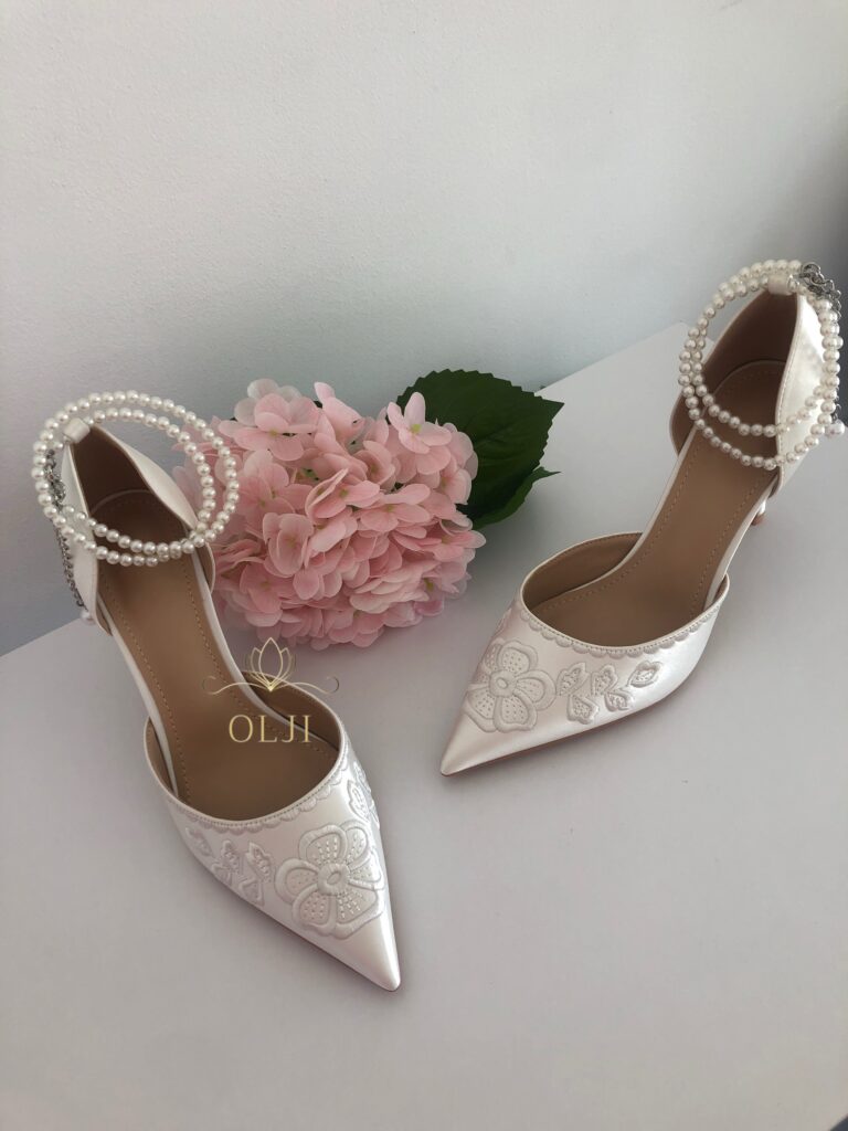 Туфлі з квітковим вишитим візерунком та перлами