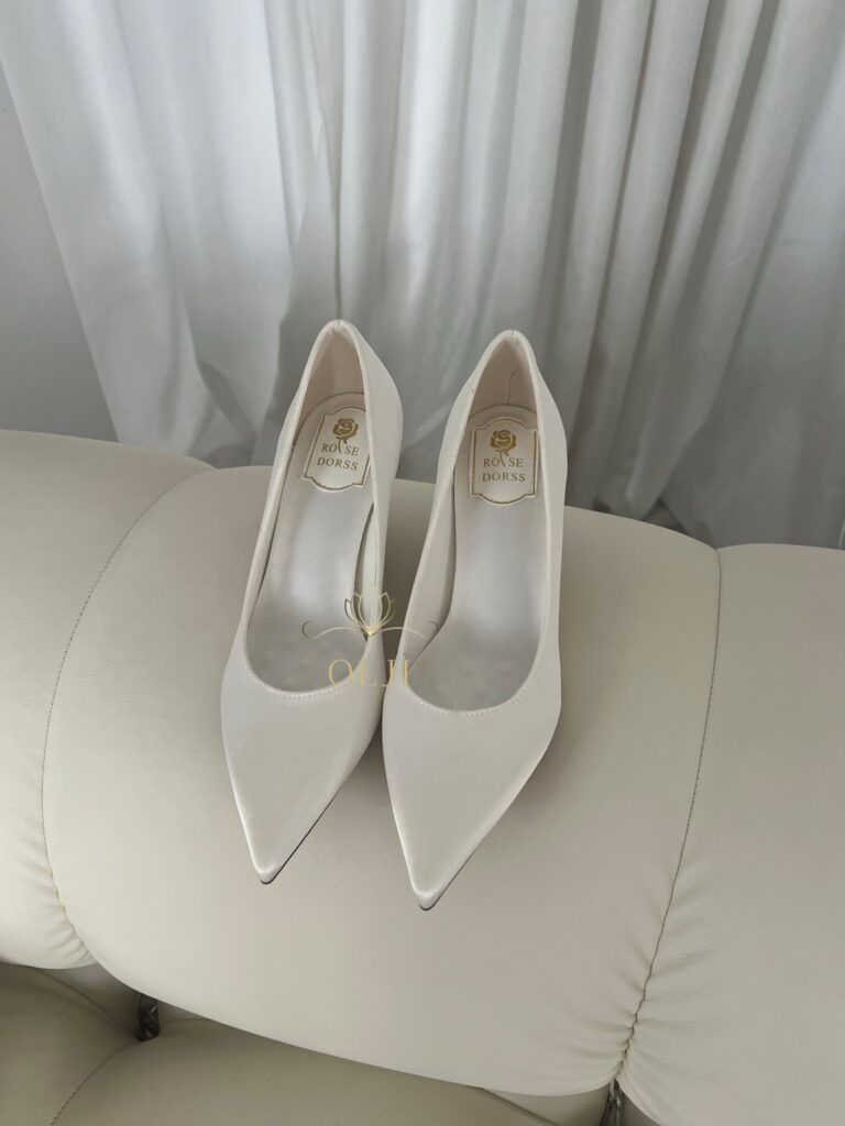 Класичні закриті атласні туфлі